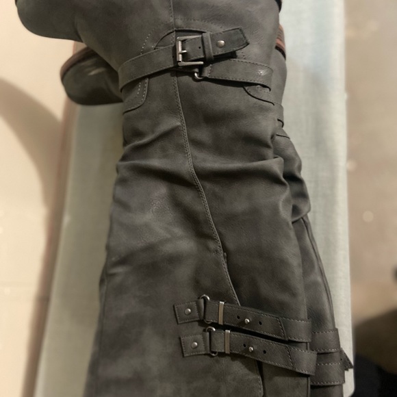 Beautiful tall boots - Picture 5 of 11